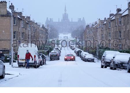 Edinburgh, Schottland, Großbritannien. Dezember 2020. Starker Schnee im Stadtzentrum von Edinburgh mit Blick auf das Fettes College. Kredit: Craig Brown/Alamy Live Nachrichten Stockfoto