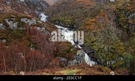 Der versteckte Wasserfall der Fälle von Kincaid neben dem dramatischen Berg von Suilven in Assynt Schottland, an einem nassen Frühlingstag im April. Stockfoto