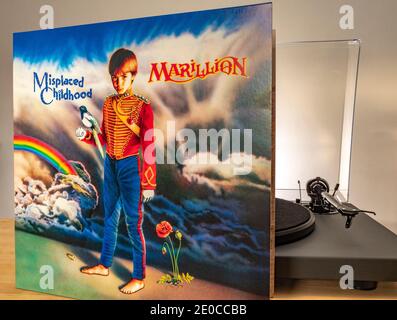 Misplaced Childhood (ursprünglich erschienen 1985) - eine Marillion Vinyl-Platte / LP in seinem Pappcover, die neben einem Plattenspieler steht. Stockfoto