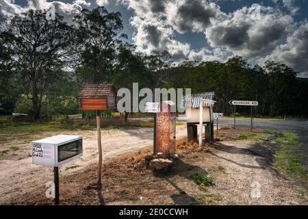 Aufgereihte Briefkästen sind oft an der Straßenseite im ländlichen Australien zu finden. Stockfoto