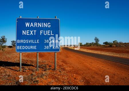 Typisches Straßenschild in den abgelegenen australischen Outback Gebieten. Stockfoto