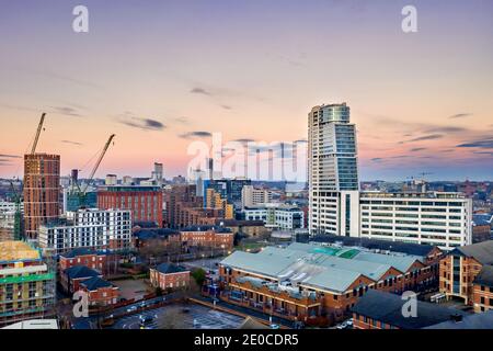 Leeds City Centre West Yorkshire Bridgewater Place und Bahnhof. Blick aus der Vogelperspektive über Leeds, einschließlich Hotels, Büros und Bahnhof Stockfoto