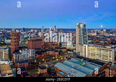 Leeds City Centre und Bridge Water Place. Blick über Leeds mit Hotels, Büros und Bahnhof mit der Gegend und den Verkaufsräumen aus der Vogelperspektive Stockfoto