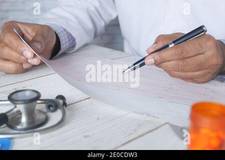 Arzt Hand Analyse Cardio-Diagramm aus nächster Nähe Stockfoto