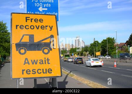 Verkehrsdurchfahrt freies Pannenrückgewinnungsschild bei Straßenarbeiten in der Stadt leeds großbritannien Stockfoto