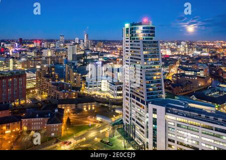 Leeds City Centre und Bridge Water Place. Blick über Leeds mit Hotels, Büros und Bahnhof mit der Gegend und den Verkaufsräumen aus der Vogelperspektive Stockfoto