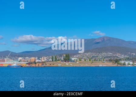 Mount Wellington über dem Industriehafen Hobart in Australien Stockfoto