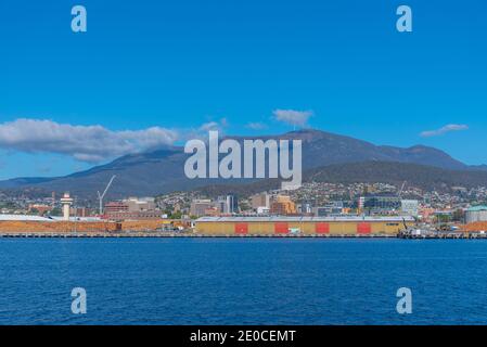 Mount Wellington über dem Industriehafen Hobart in Australien Stockfoto