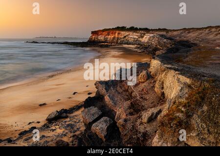 Erstes Licht auf Red Cliff im Yuraygir National Park. Stockfoto