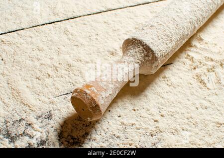 Vorbereitung des Tests. Nudelholz mit Mehl auf einem hölzernen Hintergrund. Frei lokal für Text. Ein Rätsel zum Backen. Blick von oben Stockfoto