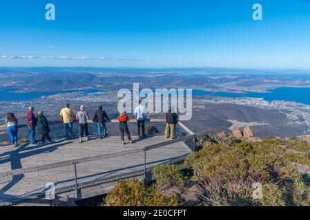 Touristen genießen Blick auf Hobart von Mount Wellington in Australien Stockfoto