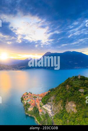 Luftaufnahme der alten Burg Vezio auf Hügeln über Varenna bei Sonnenuntergang, Comer See, Provinz Lecco, Lombardei, Italienische Seen, Italien, Europa Stockfoto