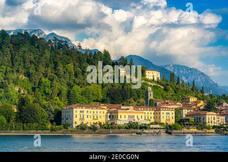 Historische Gebäude und Hotels in der Altstadt von Bellagio von der Fähre gesehen, Comer See, Como Provinz, Lombardei, Italienische Seen, Italien, Europa Stockfoto