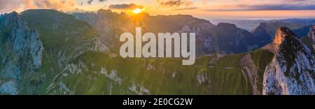 Luftaufnahme des Sonnenuntergangs über Santis und Saxer Lucke Berggipfel, Kanton Appenzell, Alpsteinkette, Schweiz, Europa Stockfoto