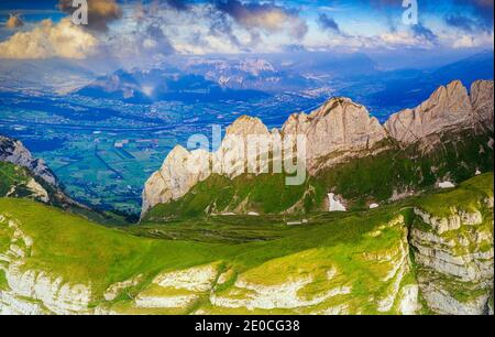 Sonnenuntergang am Saxer Lucke mit der Stadt Buchs im Kanton St. Gallen im Hintergrund, Luftaufnahme, Kanton Appenzell, Schweiz, Europa Stockfoto