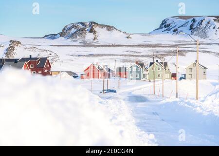 Leere verschneite Straße nach Veines Dorf, Kongsfjord, Varanger Halbinsel, Troms Og Finnmark, Norwegen, Skandinavien, Europa Stockfoto