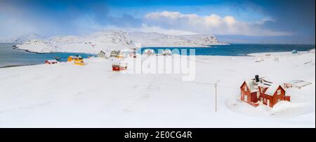 Traditionelle Holzhäuser in der verschneiten Landschaft, Veines, Kongsfjord, Varanger Halbinsel, Troms Og Finnmark, Norwegen, Skandinavien, Europa Stockfoto