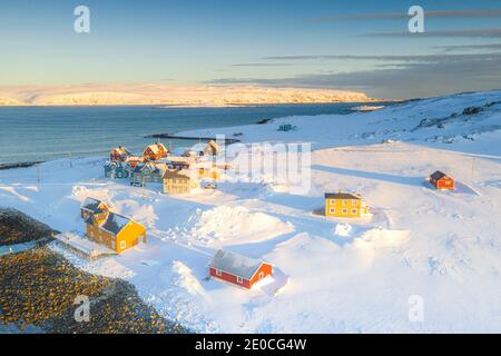 Traditionelle Häuser im Schnee bei Sonnenaufgang, Veines, Kongsfjord, Varanger Halbinsel, Troms Og Finnmark, Norwegen, Skandinavien, Europa Stockfoto