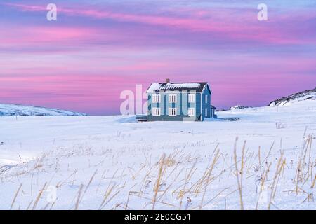 Isoliertes Haus im Schnee unter dem rosa arktischen Sonnenuntergang, Veines, Kongsfjord, Varanger Halbinsel, Troms Og Finnmark, Norwegen, Skandinavien, Europa Stockfoto