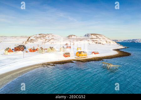 Luftaufnahme des Fischerdorfes Veines im Winter, Kongsfjord, Varanger Halbinsel, Finnmark, Norwegen, Skandinavien, Europa Stockfoto