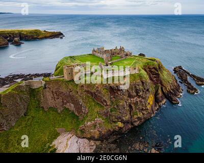 Luftaufnahme von Dunnottar Castle, Stonehaven, Aberdeenshire, Schottland, Vereinigtes Königreich, Europa Stockfoto