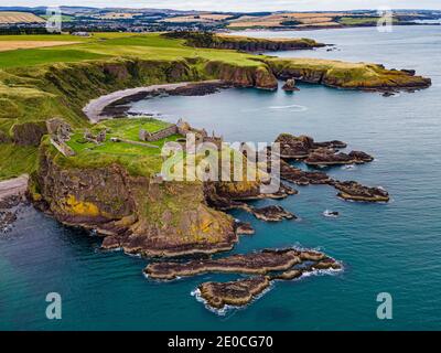 Luftaufnahme von Dunnottar Castle, Stonehaven, Aberdeenshire, Schottland, Vereinigtes Königreich, Europa Stockfoto