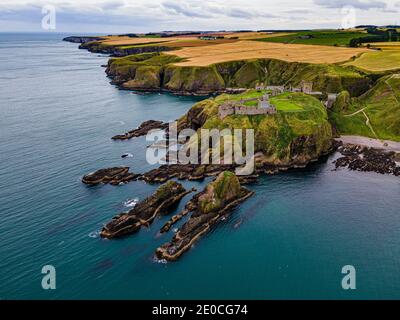 Luftaufnahme von Dunnottar Castle, Stonehaven, Aberdeenshire, Schottland, Vereinigtes Königreich, Europa Stockfoto