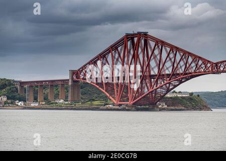 Die Forth Bridge, Freischwinger-Brücke, UNESCO-Weltkulturerbe, Firth of Forth, Schottland, Vereinigtes Königreich, Europa Stockfoto