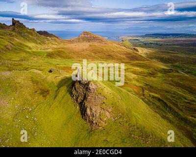 Luftaufnahme der zerklüfteten Berglandschaft des Quiraing, Isle of Skye, Innere Hebriden, Schottland, Vereinigtes Königreich, Europa Stockfoto
