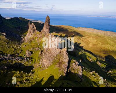 Luftaufnahme der Storr-Spitze, Isle of Skye, Innere Hebriden, Schottland, Vereinigtes Königreich, Europa Stockfoto
