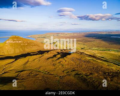Luftaufnahme der zerklüfteten Berglandschaft des Quiraing, Isle of Skye, Innere Hebriden, Schottland, Vereinigtes Königreich, Europa Stockfoto