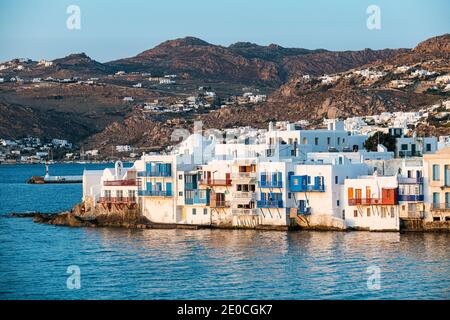 Kleines Venedig bei Sonnenuntergang, Horta, Mykonos, Kykladen, griechische Inseln, Griechenland, Europa Stockfoto