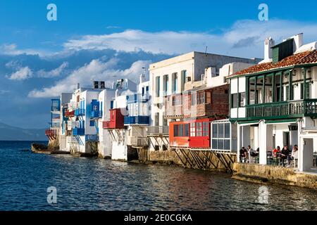 Little Venice, Horta, Mykonos, Kykladen, Griechische Inseln, Griechenland, Europa Stockfoto