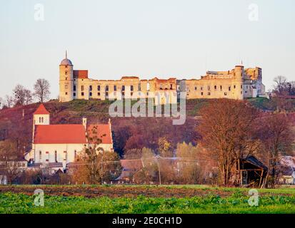 Blick auf die Kirche St. Stanislaus und St. Margaret und das Schloss, Janowiec, Woiwodschaft Lublin, Polen, Europa Stockfoto