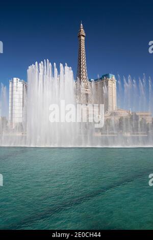 Blick über den See zum Eiffelturm im Paris Hotel and Casino, Bellagio Fontänen im Vordergrund, Las Vegas, Nevada, Vereinigte Staaten von Amerika Stockfoto