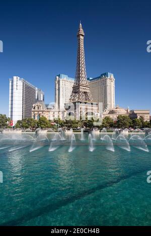 Blick über den See zum Eiffelturm im Paris Hotel and Casino, Bellagio Fontänen im Vordergrund, Las Vegas, Nevada, Vereinigte Staaten von Amerika Stockfoto