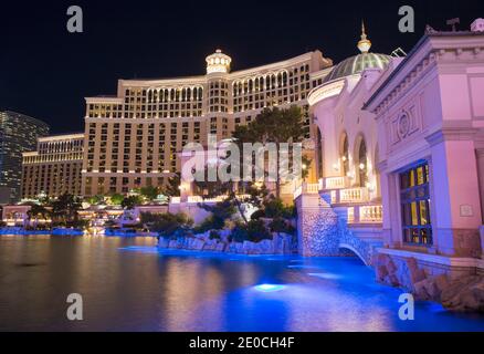 Blick bei Nacht über den farbenfrohen See zur beleuchteten Fassade des Bellagio Hotel and Casino, Las Vegas, Nevada, USA Stockfoto