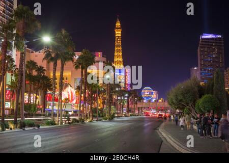 Blick auf den Strip bei Nacht, beleuchteter Eiffelturm im Paris Hotel and Casino prominent, Las Vegas, Nevada, USA Stockfoto