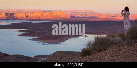 Blick über Antelope Island von Wahweap Aussichtspunkt, Sonnenuntergang, Lake Powell, Glen Canyon National Recreation Area, Page, Arizona, Vereinigte Staaten von Amerika Stockfoto