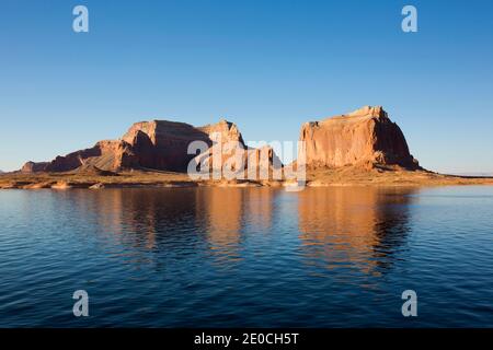 Sandsteinklippen spiegeln sich in den ruhigen Gewässern von Lake Powell, Glen Canyon National Recreation Area, Utah, USA Stockfoto