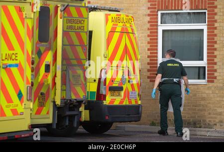 Krankenwagen vor dem Eingang zum Krankenhaus der Southend University in Essex. Krankenhäuser in der Grafschaft haben einen größeren Zwischenfall erklärt, und die lokalen Behörden, besorgt über die Anzahl der Covid-19-Fälle, haben um militärische Hilfe gebeten, um die Krankenhauskapazität zu erhöhen, mit Befürchtungen über kritische Versorgung, Bettkapazität und Personalkrankheit. Stockfoto