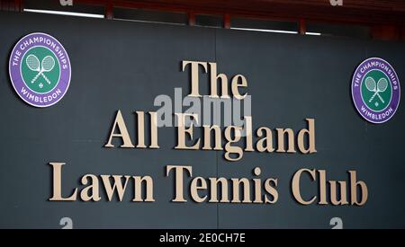 Datei Foto vom 27-03-2020 von einem Schild am All England Lawn Tennis Club, Wimbledon. Stockfoto