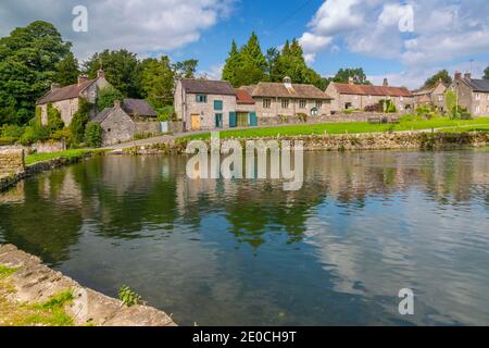 Blick auf Hütten spiegeln in Dorf Teich, Tissington, Peak District National Park, Derbyshire, England, Großbritannien, Europa Stockfoto