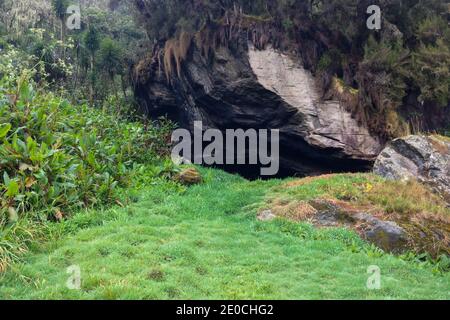 Eine vulkanische Höhle in den Rwenzori Bergen, Uganda Stockfoto