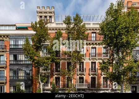 Traditioneller verglaster Balkon eines luxuriösen Hauses im Jeronimos Stadtteil von Madrid neben dem Retiro Park Stockfoto