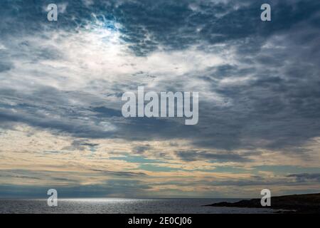 Wolkiger Himmel über Beaumaris, Anglesey Stockfoto