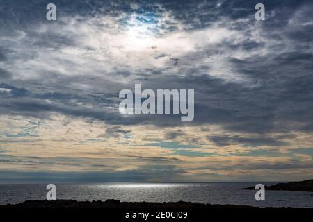 Wolkiger Himmel über Beaumaris, Anglesey Stockfoto