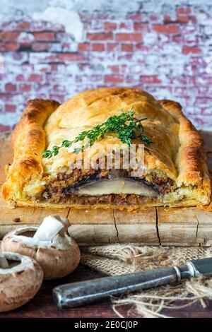 Veganer Pilz Wellington mit Aprikose, Muts und Linsen Füllung Stockfoto