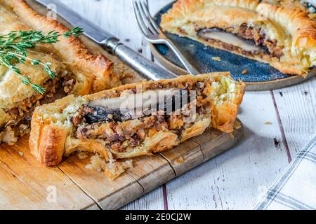 Veganer Pilz Wellington mit Aprikose, Muts und Linsen Füllung Stockfoto