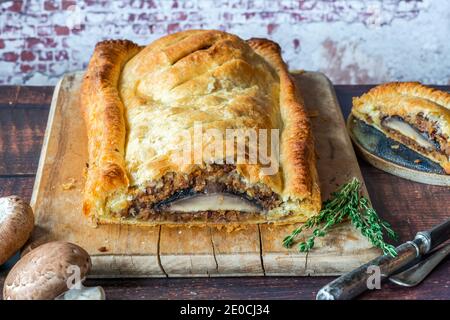 Veganer Pilz Wellington mit Aprikose, Muts und Linsen Füllung Stockfoto